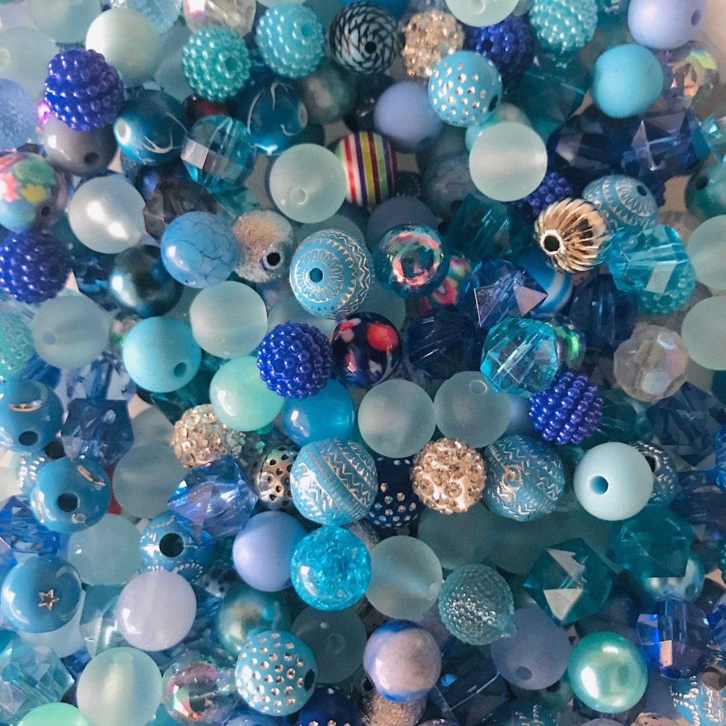 Blue Bubblegum beads, acrylic bead mix 10mm of assorted blue shades with silver theme